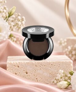 Brow Shadow by Lena Levi i brun nyans på ljus travertinsockel