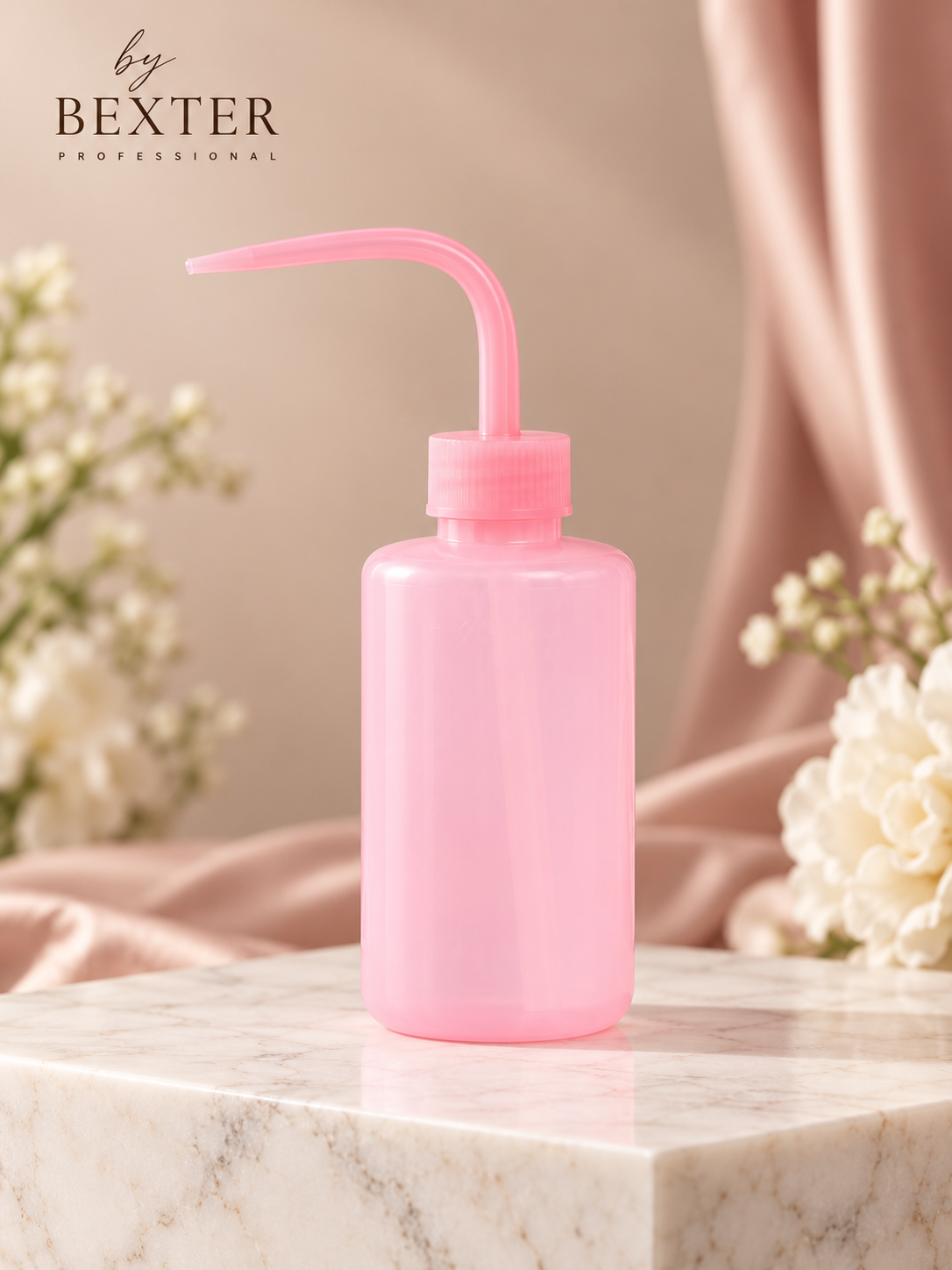 Rosa vattenflaska 150 ml med vinklad pip för salongsarbete