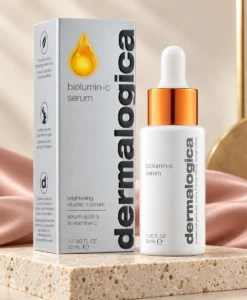 Dermalogica BioLumin-C Serum 30 ml i exklusiv beige och puderrosa miljö