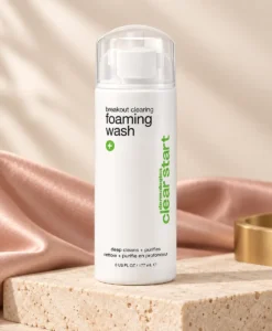 Dermalogica Clear Start Breakout Clearing Foaming Wash 177 ml i exklusiv beige och puderrosa miljö