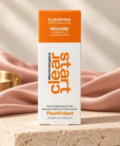 Dermalogica Clear Start FlashFoliant 100 ml i exklusiv beige och puderrosa miljö