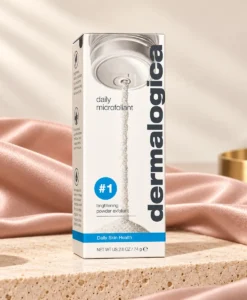 Dermalogica Daily Microfoliant 74 g i exklusiv beige och puderrosa miljö