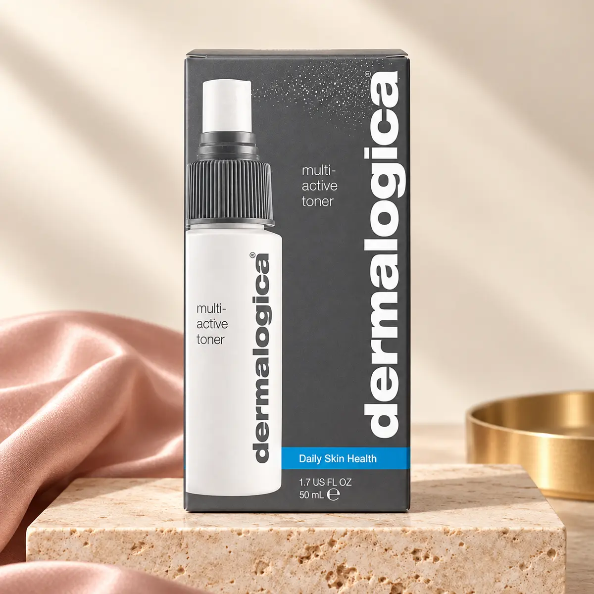 Dermalogica Multi-Active Toner 50 ml i exklusiv beige och puderrosa miljö