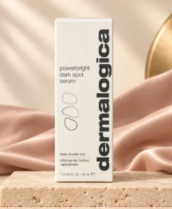 Dermalogica PowerBright Dark Spot Serum 30 ml i exklusiv beige och puderrosa miljö