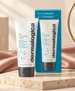 Dermalogica Skin Smoothing Cream 100 ml i exklusiv beige och puderrosa miljö