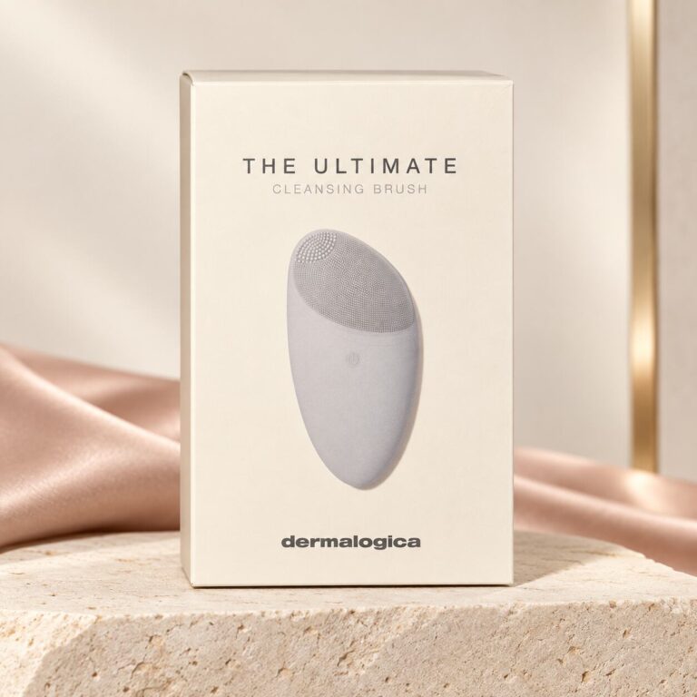 Dermalogica The Ultimate Cleansing Brush i exklusiv beige och puderrosa miljö.