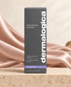 Dermalogica UltraCalming Cleanser 250 ml i exklusiv beige och puderrosa miljö