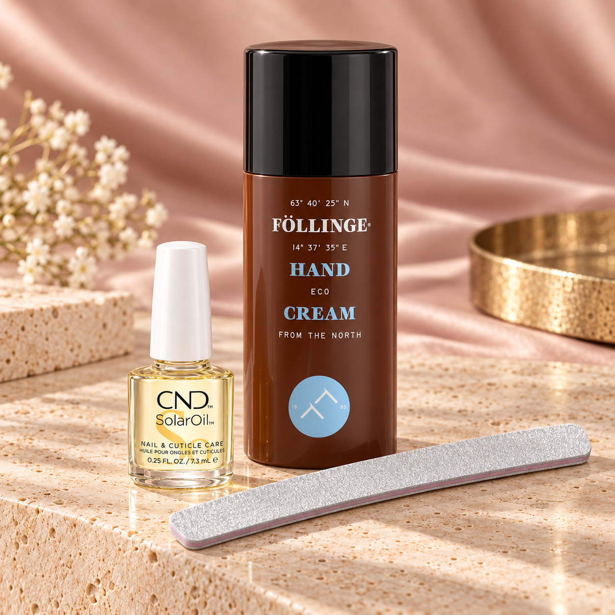 Hand & Nail Care Kit med Föllinge handkräm, CND SolarOil och en nagelfil.